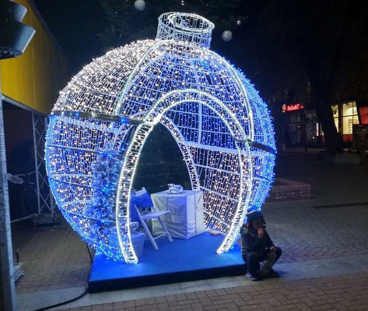 Светеща арка, топка и стълбове в допълнение към коледната украса в Хасково
