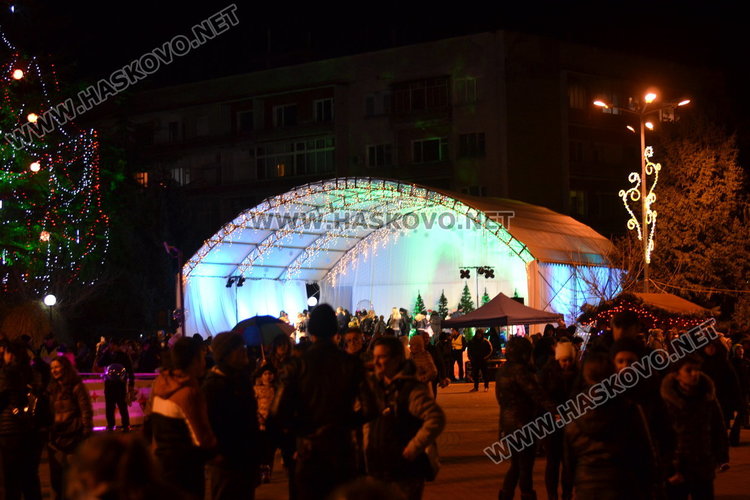 Дядо Коледа запали в Димитровград най-голямата жива елха в Европа