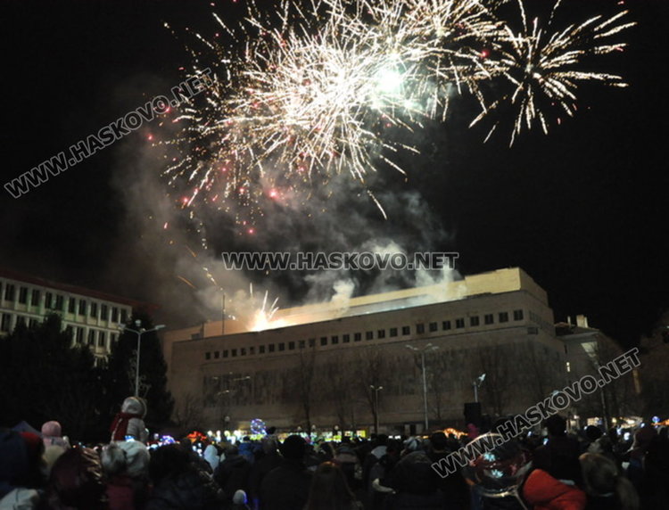 Дядо Коледа запали в Димитровград най-голямата жива елха в Европа