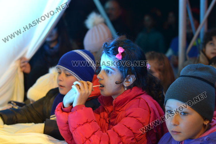 Дядо Коледа запали в Димитровград най-голямата жива елха в Европа