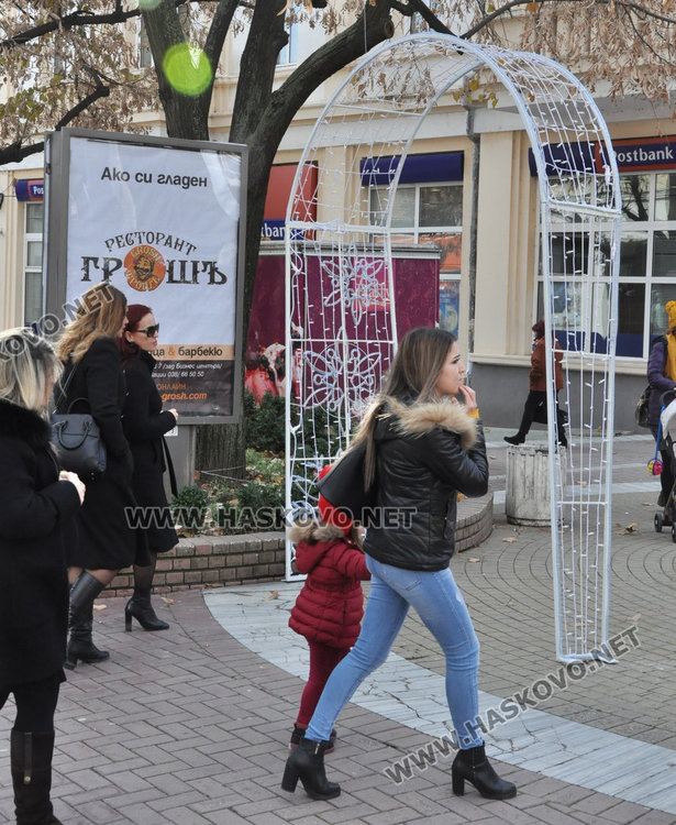 Светеща арка, топка и стълбове в допълнение към коледната украса в Хасково