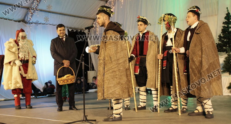Дядо Коледа запали в Димитровград най-голямата жива елха в Европа