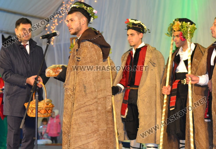 Дядо Коледа запали в Димитровград най-голямата жива елха в Европа