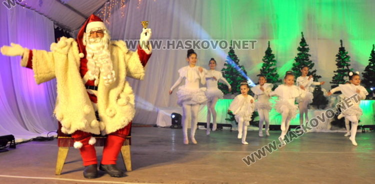 Дядо Коледа запали в Димитровград най-голямата жива елха в Европа