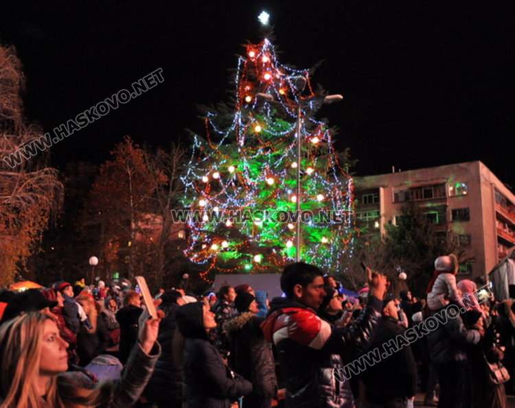 Дядо Коледа запали в Димитровград най-голямата жива елха в Европа