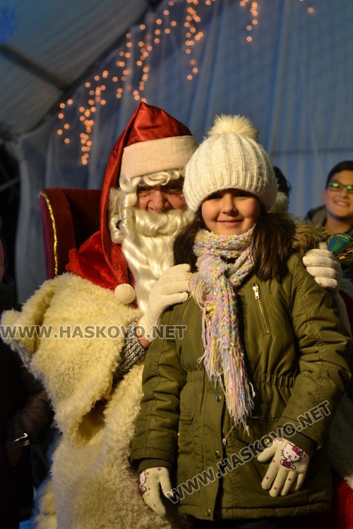 Дядо Коледа запали в Димитровград най-голямата жива елха в Европа