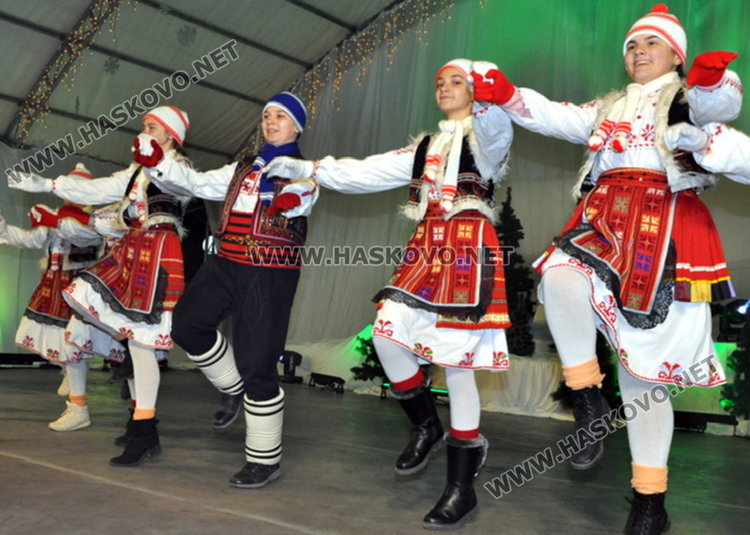 Дядо Коледа запали в Димитровград най-голямата жива елха в Европа