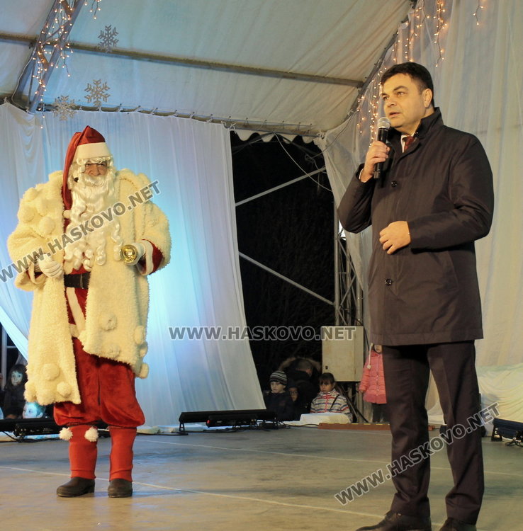 Дядо Коледа запали в Димитровград най-голямата жива елха в Европа