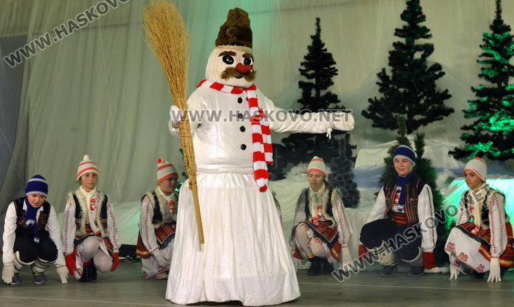 Дядо Коледа запали в Димитровград най-голямата жива елха в Европа