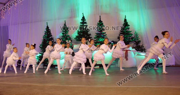 Дядо Коледа запали в Димитровград най-голямата жива елха в Европа