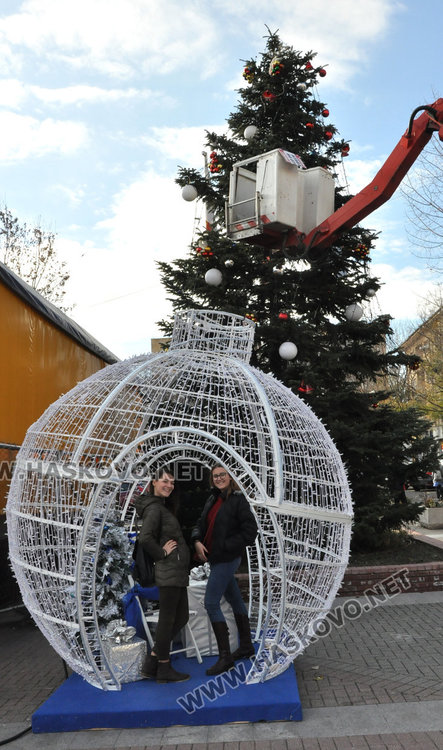 Светеща арка, топка и стълбове в допълнение към коледната украса в Хасково