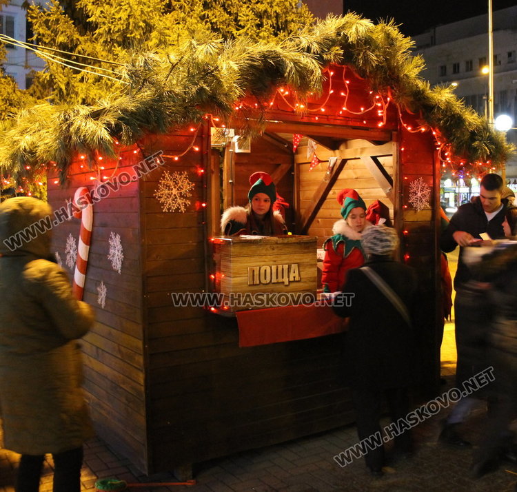 Дядо Коледа запали в Димитровград най-голямата жива елха в Европа