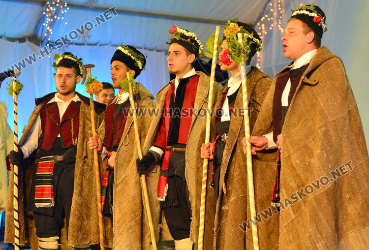 Дядо Коледа запали в Димитровград най-голямата жива елха в Европа