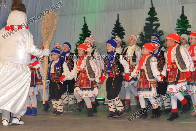 Дядо Коледа запали в Димитровград най-голямата жива елха в Европа