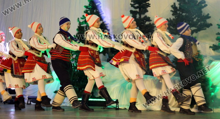 Дядо Коледа запали в Димитровград най-голямата жива елха в Европа