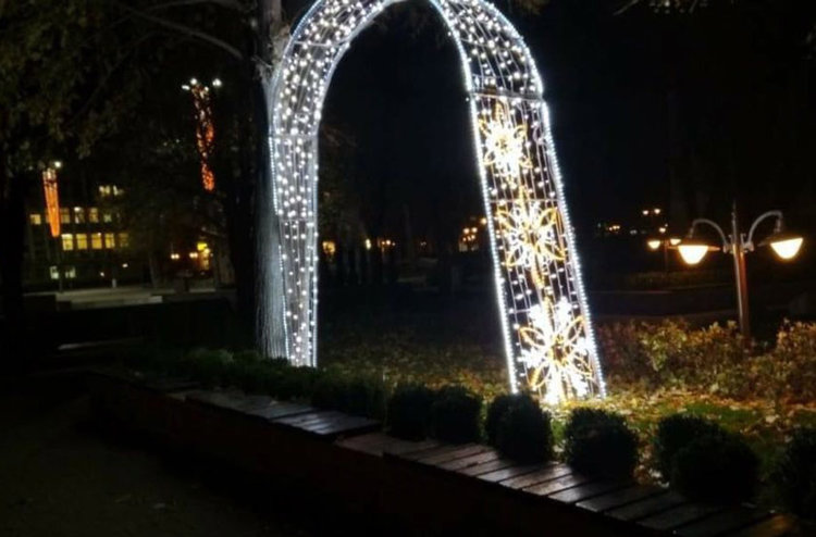 Светеща арка, топка и стълбове в допълнение към коледната украса в Хасково