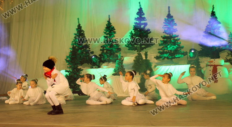 Дядо Коледа запали в Димитровград най-голямата жива елха в Европа