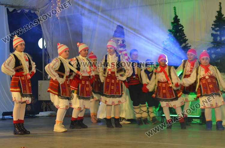 Дядо Коледа запали в Димитровград най-голямата жива елха в Европа