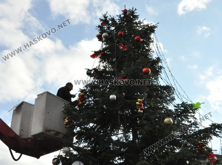 Светеща арка, топка и стълбове в допълнение към коледната украса в Хасково