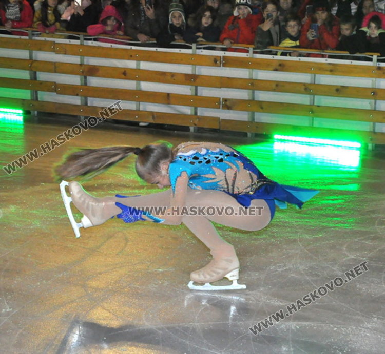Дядо Коледа запали в Димитровград най-голямата жива елха в Европа
