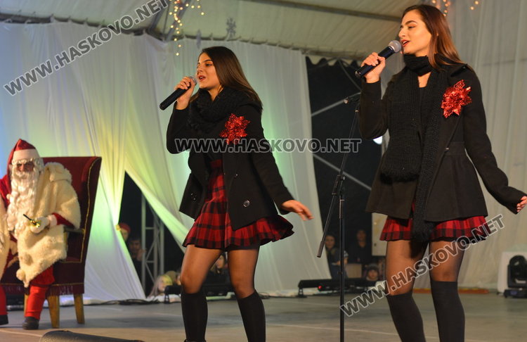 Дядо Коледа запали в Димитровград най-голямата жива елха в Европа