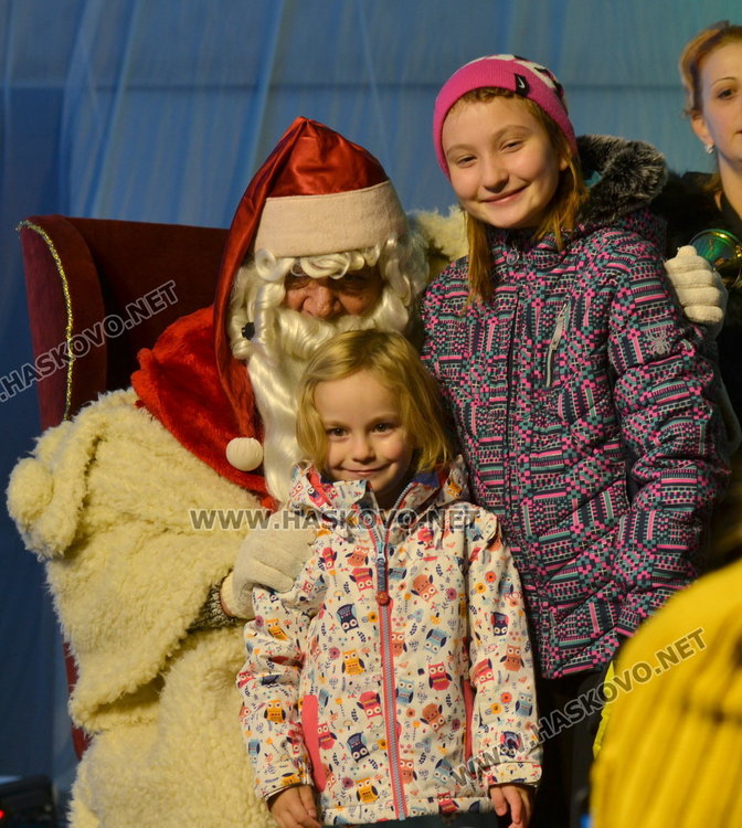 Дядо Коледа запали в Димитровград най-голямата жива елха в Европа