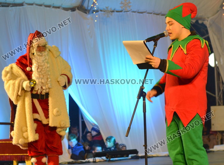 Дядо Коледа запали в Димитровград най-голямата жива елха в Европа