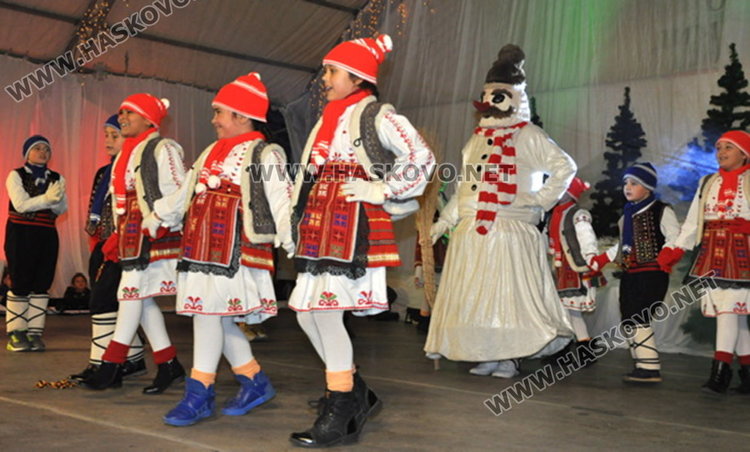 Дядо Коледа запали в Димитровград най-голямата жива елха в Европа