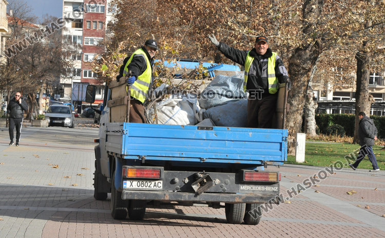 Светеща арка, топка и стълбове в допълнение към коледната украса в Хасково