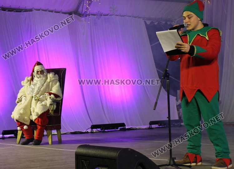 Дядо Коледа запали в Димитровград най-голямата жива елха в Европа