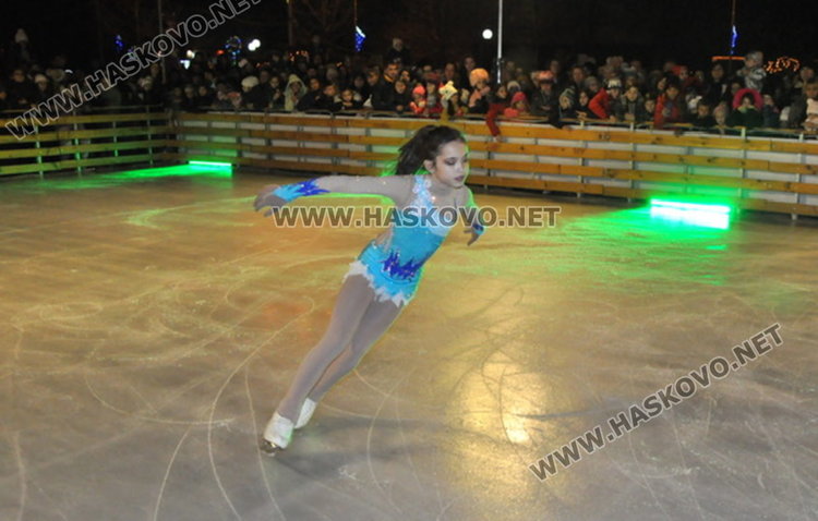 Дядо Коледа запали в Димитровград най-голямата жива елха в Европа