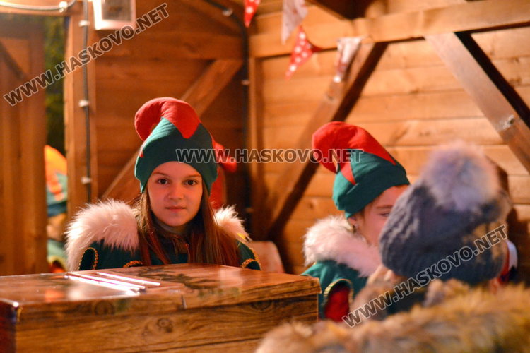 Дядо Коледа запали в Димитровград най-голямата жива елха в Европа