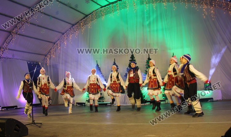 Дядо Коледа запали в Димитровград най-голямата жива елха в Европа