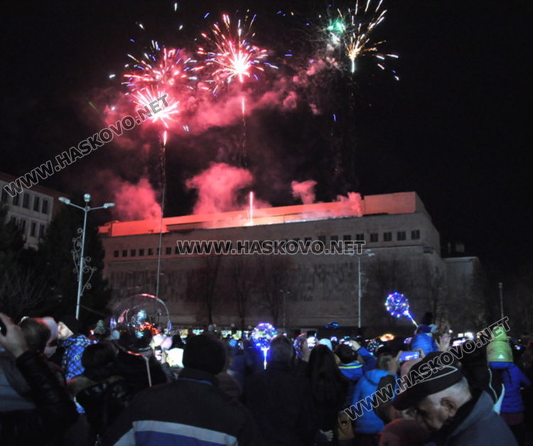 Дядо Коледа запали в Димитровград най-голямата жива елха в Европа