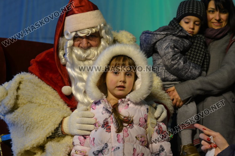 Дядо Коледа запали в Димитровград най-голямата жива елха в Европа