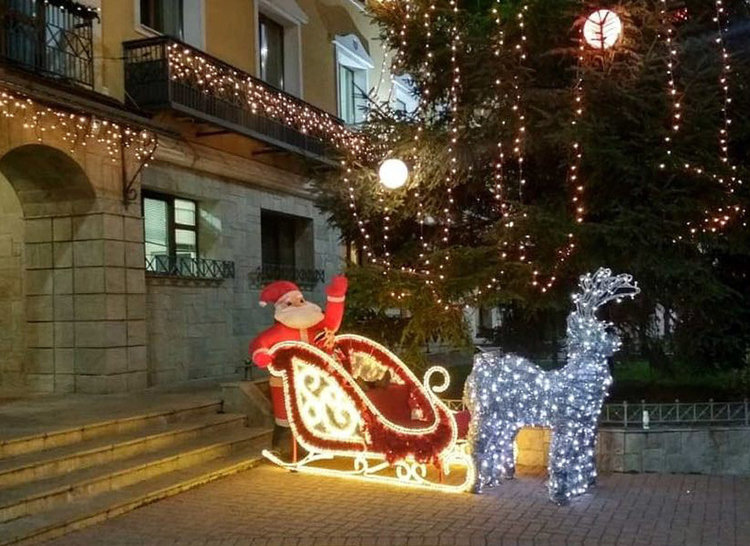 Светеща арка, топка и стълбове в допълнение към коледната украса в Хасково