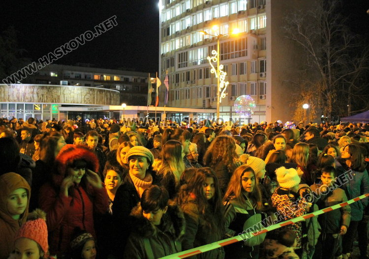 Дядо Коледа запали в Димитровград най-голямата жива елха в Европа
