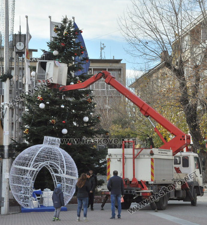 Светеща арка, топка и стълбове в допълнение към коледната украса в Хасково