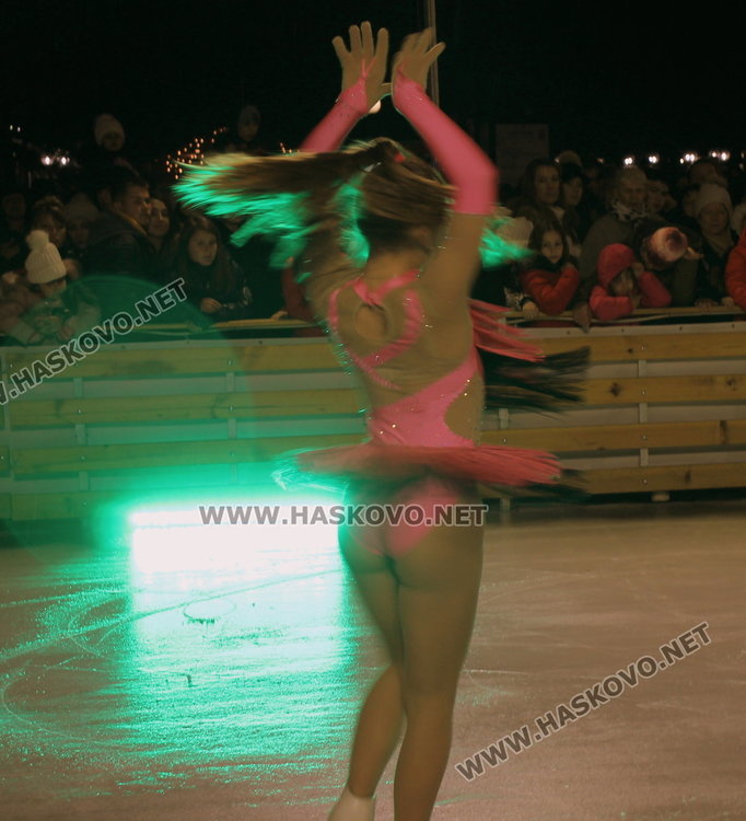 Дядо Коледа запали в Димитровград най-голямата жива елха в Европа