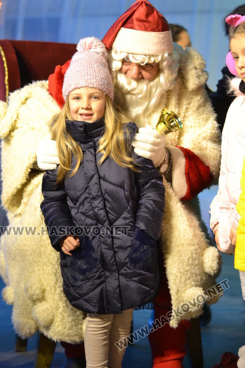 Дядо Коледа запали в Димитровград най-голямата жива елха в Европа