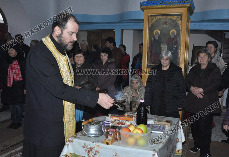 Отец Никола служи в „Свети Никола“ на Никулден, освети рибарски такъми