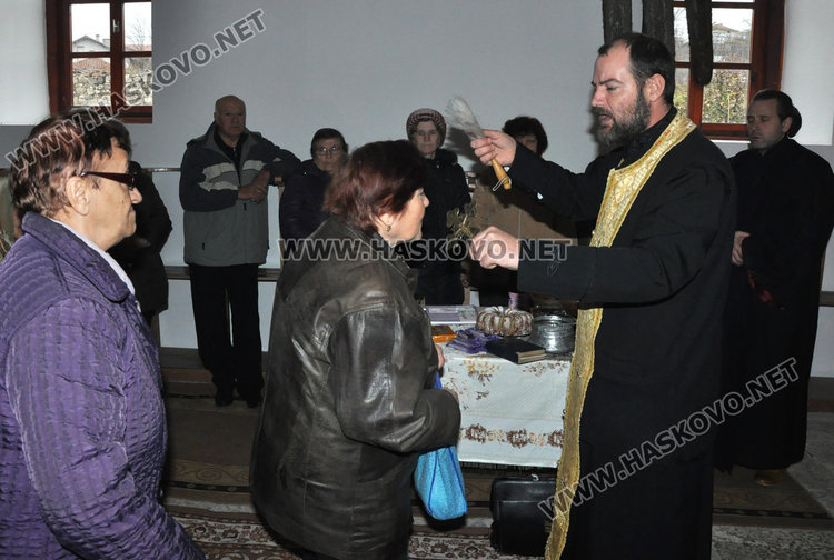 Отец Никола служи в „Свети Никола“ на Никулден, освети рибарски такъми