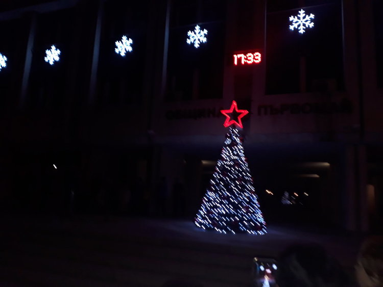 Община Първомай заблестя с коледна украса