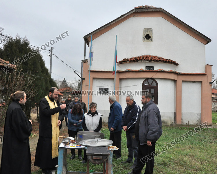 Отец Никола служи в „Свети Никола“ на Никулден, освети рибарски такъми