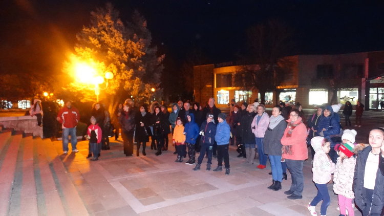 Община Първомай заблестя с коледна украса