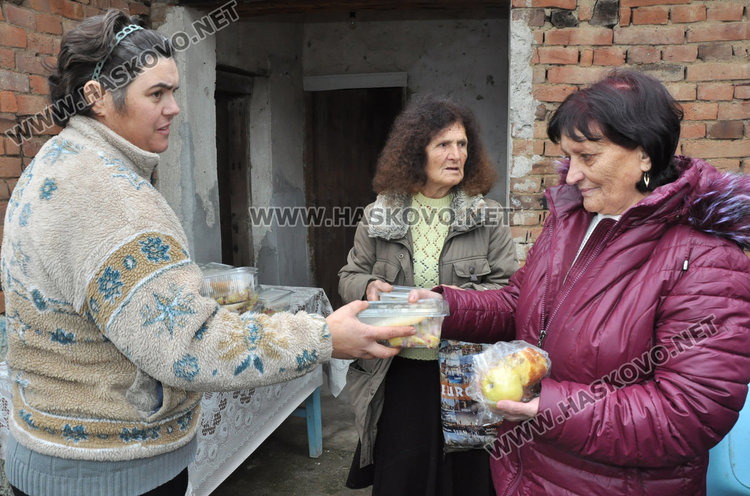 Отец Никола служи в „Свети Никола“ на Никулден, освети рибарски такъми
