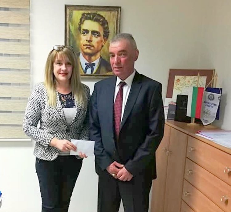 Кметът на Черноморец направи благотворителен жест към пострадалото от пожар семейство и дари 500лв. за възстановяването на изгорялата къща