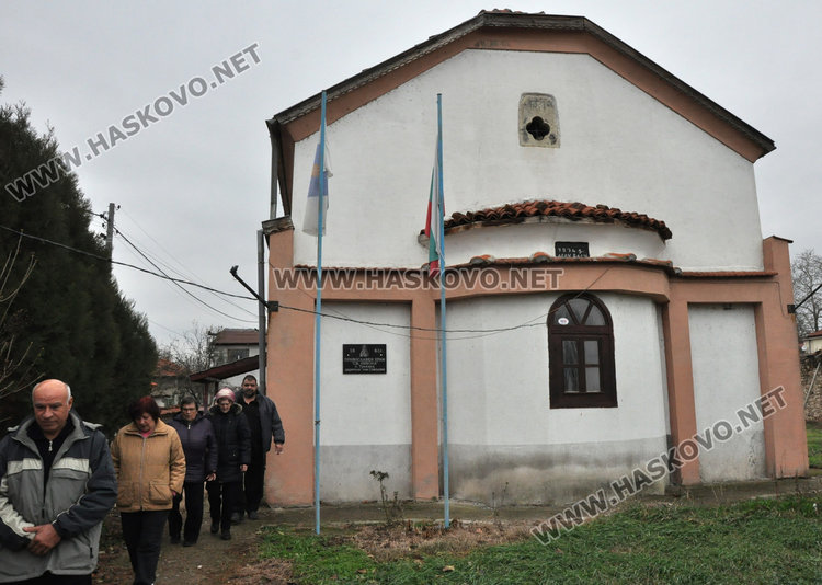 Отец Никола служи в „Свети Никола“ на Никулден, освети рибарски такъми
