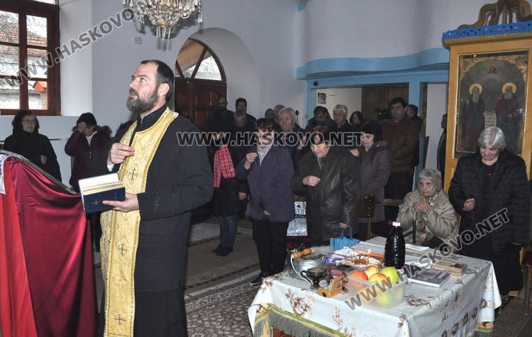 Отец Никола служи в „Свети Никола“ на Никулден, освети рибарски такъми