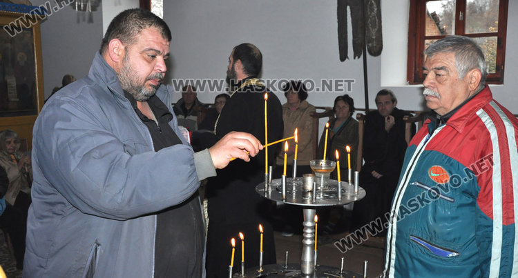 Отец Никола служи в „Свети Никола“ на Никулден, освети рибарски такъми